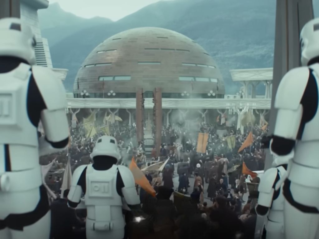 Stormtroopers frente a una multitud en Ghorman
